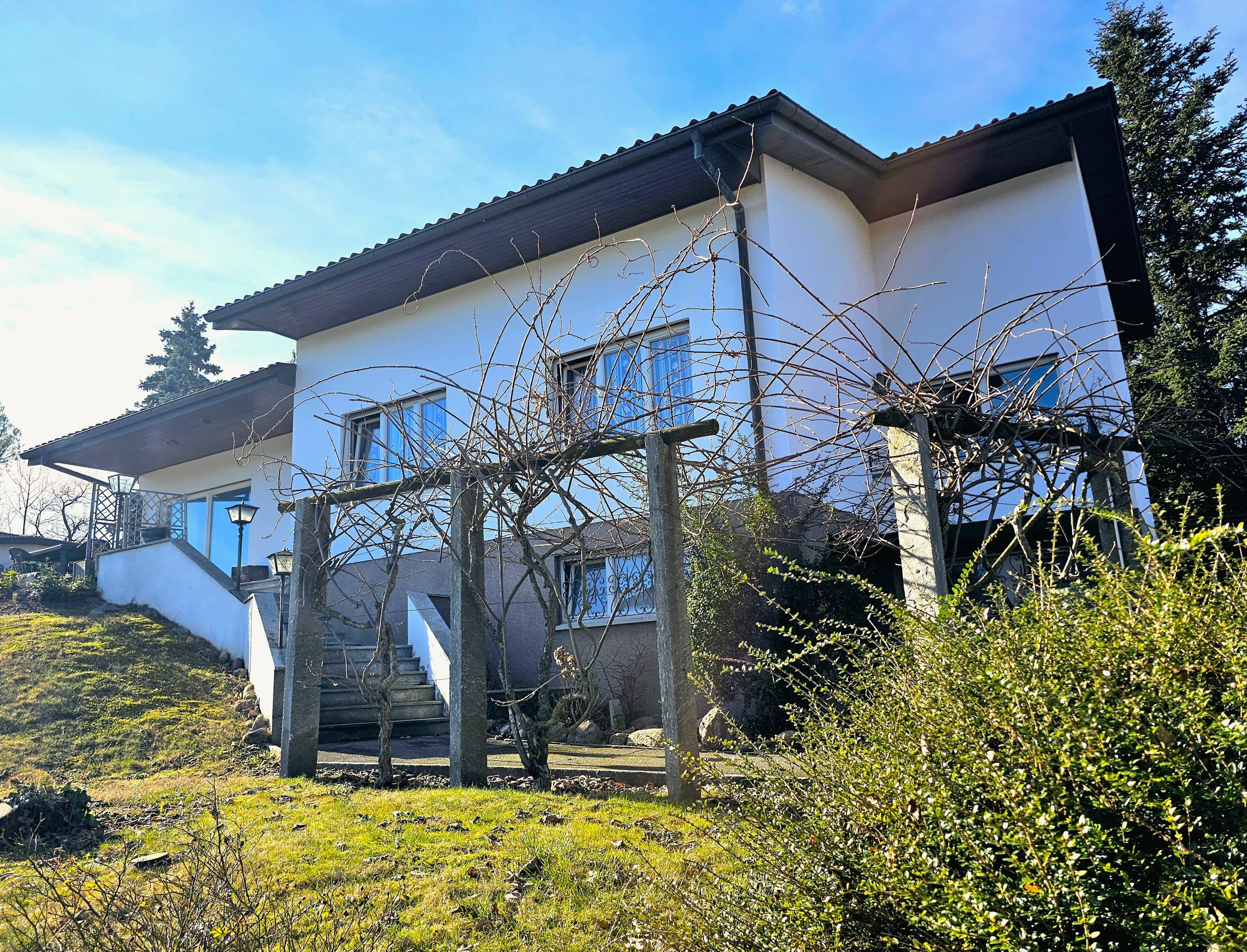 Interessante casa unifamiliare da rinnovare con ampio terreno edificabile panoramico, in vendita a Mendrisio-Arzo